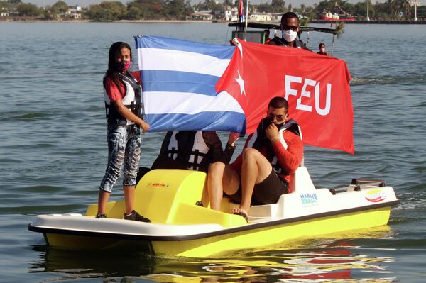 Unos jóvenes cubanos en la provincia de Cienfuegos realizan regata para condenar bloqueo de EEUU a Cuba - Sputnik Mundo