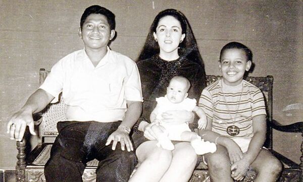 El 44 presidente de EEUU, Barack Obama, a los 9 años con su padrastro Lolo Soetoro (a la izquierda), hermana Maya Soetoro y madre Ann Dunham (en el centro), 1970. - Sputnik Mundo