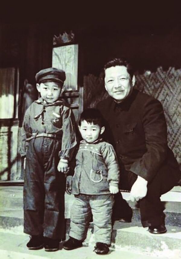 El secretario general del Partido Comunista de China, Xi Jinping, con su padre y hermano menor, 1958. - Sputnik Mundo