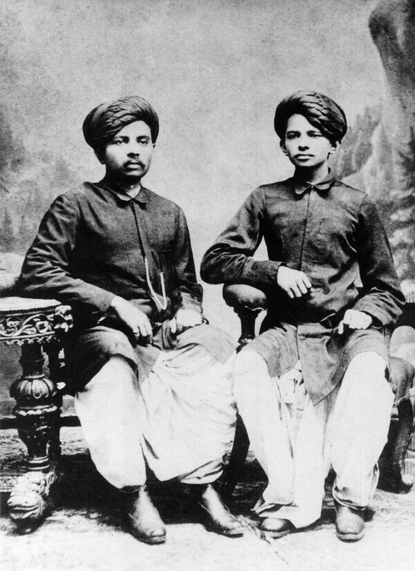 El político indio Mahatma Gandhi (a la derecha en la foto) con su hermano, 1886. - Sputnik Mundo