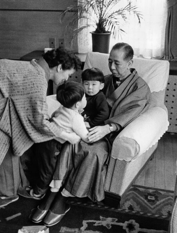 El ex primer ministro de Japón Shinzo Abe (el segundo a la izquierda) con su abuelo, primer ministro Nobusuke Kishi, abuela Ryoko Kishi y su hermano mayor Hironobu, 1960. - Sputnik Mundo