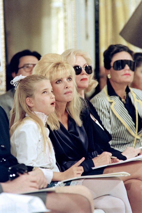 La hija del 45 presidente de EEUU, Donald Trump, Ivanka Trump, con su madre Ivana en un desfile de moda en Nueva York, 1991. - Sputnik Mundo