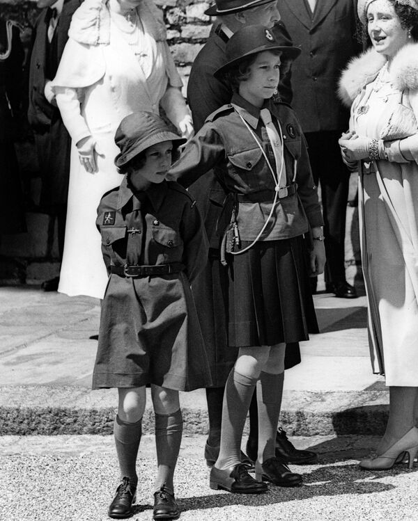 La futura reina británica, princesa Isabel (a la derecha) con su hermana menor Margaret en el castillo de Windsor en el condado de Berkshire, el Reino Unido, 1938. - Sputnik Mundo