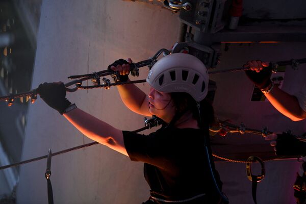 La atracción está situada a 298 metros. En la foto, un visitante se prepara para pasar por la cuerda con arnés. - Sputnik Mundo