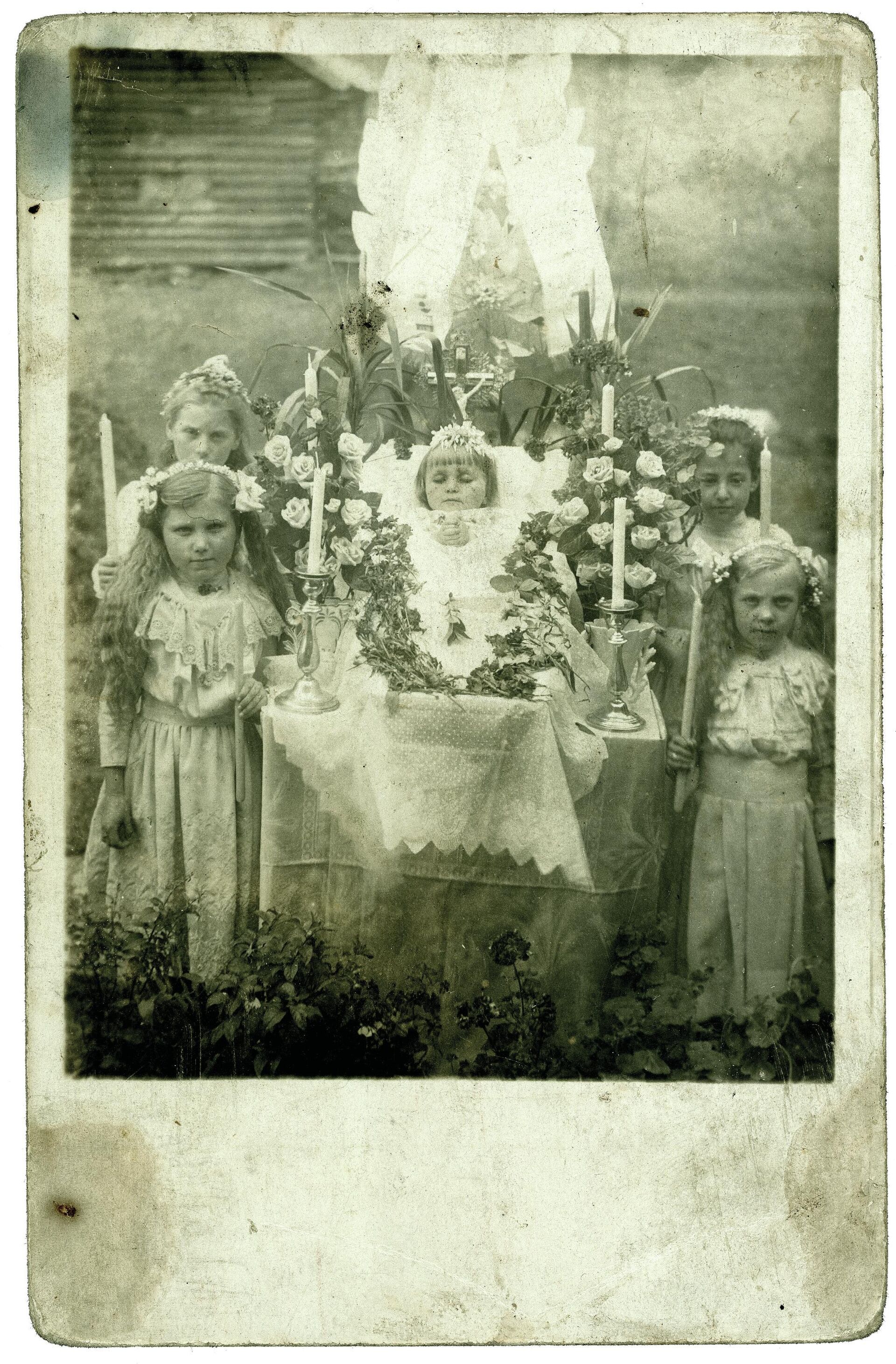 Pequeña difunta acompañada por otras cuatro niñas - Sputnik Mundo, 1920, 02.06.2021