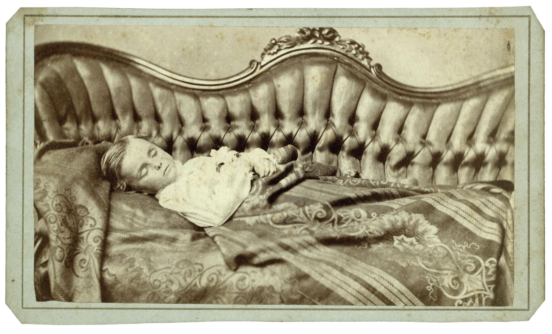 Retrato de un niño fallecido en un elegante sofá - Sputnik Mundo, 1920, 02.06.2021