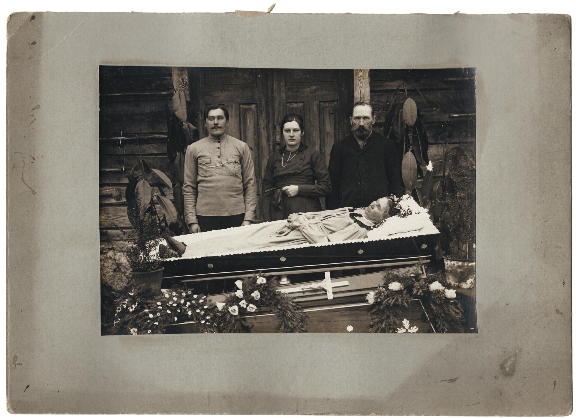 Familia velando el cuerpo sin vida de un ser querido - Sputnik Mundo, 1920, 02.06.2021