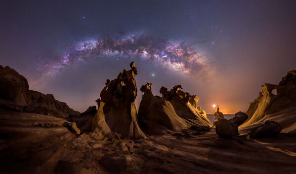 Titulada Night lovers, esta foto de Mohammad Hayati retrata la Vía Láctea en la costa del golfo Pérsico en Irán en una noche de primavera. - Sputnik Mundo