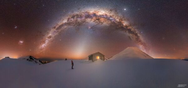 Para tomar esta foto titulada Mt. Taranaki Milky Way, Larryn Rae tuvo que enfrentarse a vientos tormentosos y temperaturas de menos 15 grados durante una escalada de cuatro horas. - Sputnik Mundo