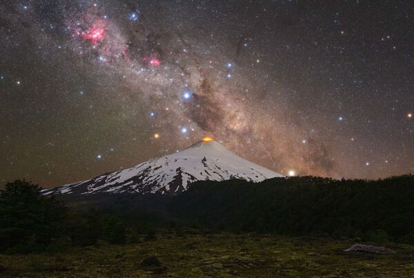 La foto Volcano and cross de Tomas Slovinsky fue tomada sobre el volcán Villarrica en Chile. Muestra la constelación de la Cruz del Sur, la nebulosa oscura Saco de Carbón y la nebulosa de la Quilla. - Sputnik Mundo