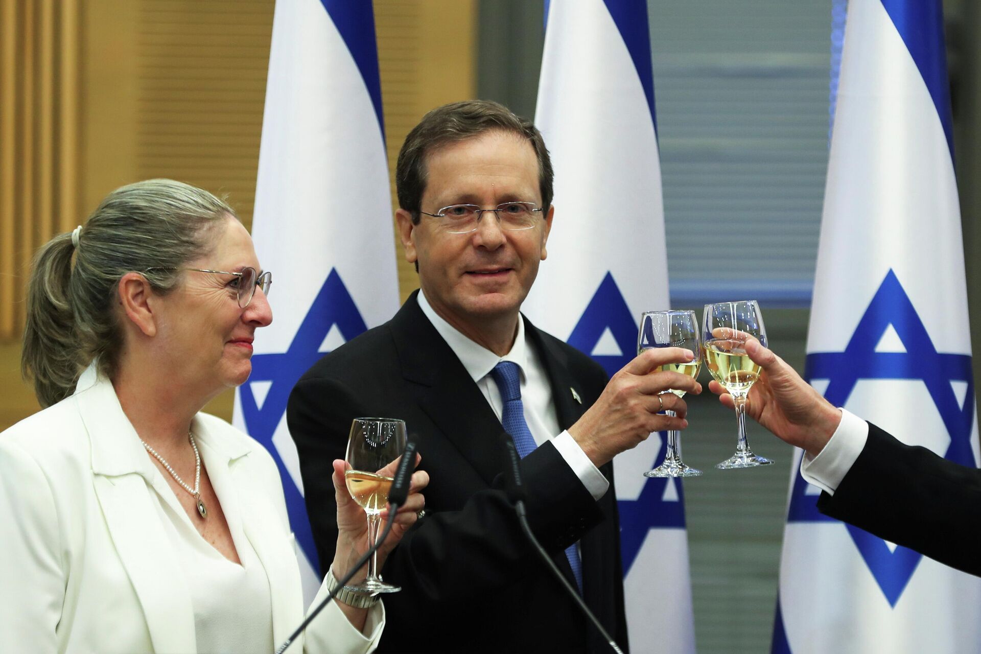 Isaac Herzog y su mujer Michal celebran su elección como presidente de Israel - Sputnik Mundo, 1920, 02.06.2021