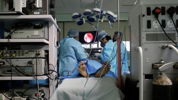 Médicos realizan una endoscopia a un paciente con hongo negro o mucormicosis en Nueva Deli, India - Sputnik Mundo