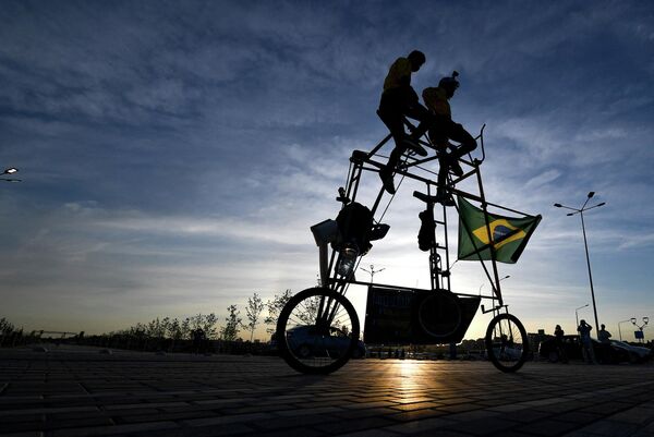El brasileño Elías de Souza diseñó una bicicleta de dos pisos para los aficionados al fútbol como él. La bicicleta casera de tres metros de altura fue exhibida en la ciudad rusa de Rostov en la víspera del partido entre Brasil y Suiza en el Mundial de fútbol celebrado en Rusia el 2018. - Sputnik Mundo