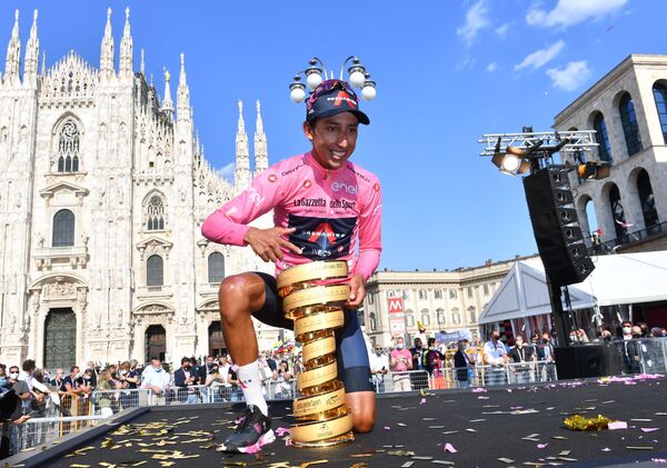 El ciclista colombiano Egan Arley Bernal Gómez posa con su trofeo mientras celebra su victoria en el Giro de Italia. - Sputnik Mundo