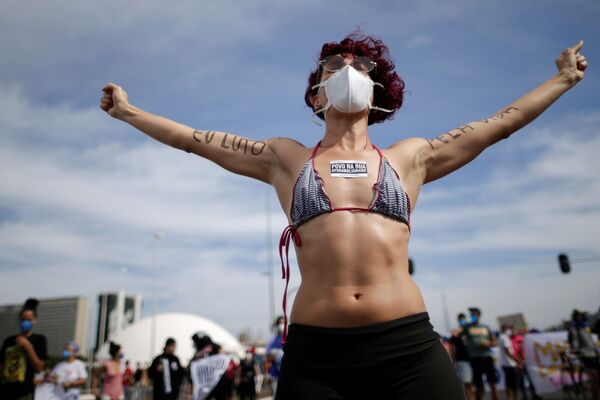 Una joven participa de las protestas contra el Gobierno del presidente Jair Bolsonaro en Brasilia (Brasil). - Sputnik Mundo