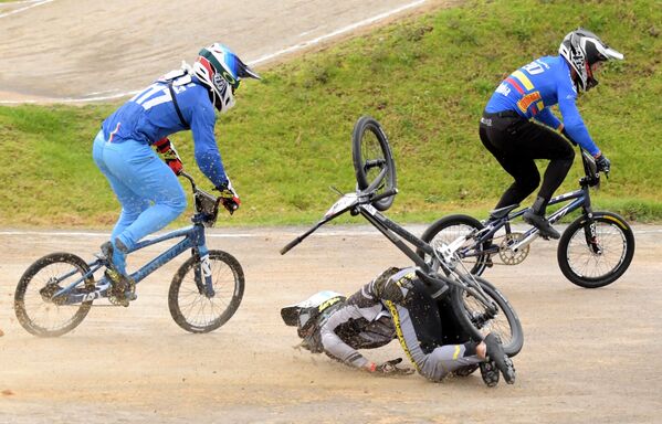 El letón Kristens Krigers cae durante la final del torneo BMX Supercross World Cup, en Bogotá (Colombia). - Sputnik Mundo