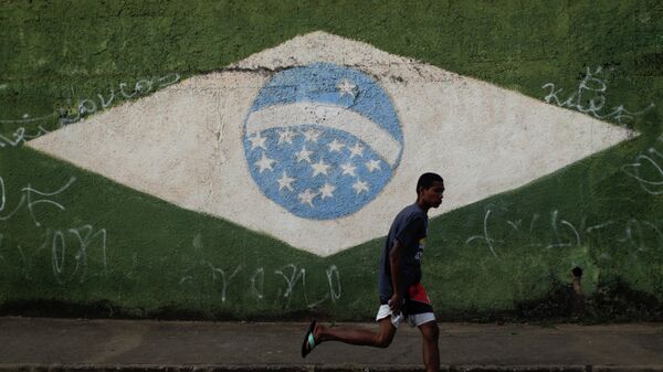 Un mural con la bandera de Brasil - Sputnik Mundo