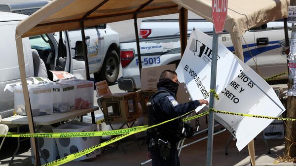 Un oficial de policía en Tijuana en el lugar donde un hombre arrojó restos humanos en las elecciones de México - Sputnik Mundo