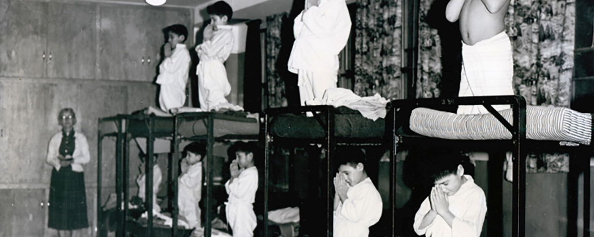 Мальчики молятся на кроватях в школе-интернате Bishop Horden в Канаде, 1950 год  - Sputnik Mundo, 1920, 07.06.2021