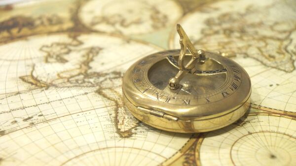 Mapa antiguo y una brújula. Imagen referencial - Sputnik Mundo