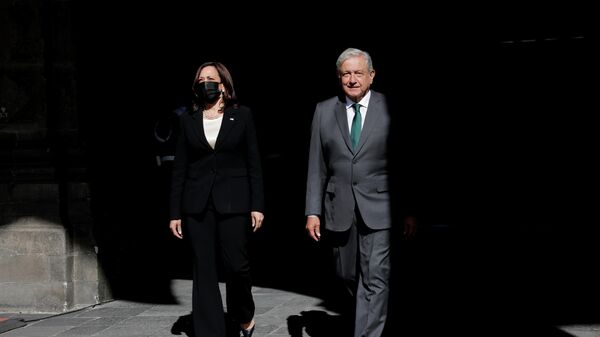 La vicepresidenta de EEUU, Kamala Harris, y el presidente de México, Andrés Manuel López Obrador - Sputnik Mundo