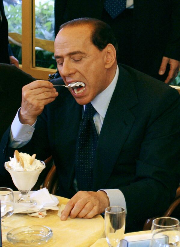 Se cree que el helado de chocolate surgió en Austria, mientras que el sorbete apareció en Italia.En la foto: el ex primer ministro italiano Silvio Berlusconi se come un helado en Nápoles (Italia), en 2006. - Sputnik Mundo