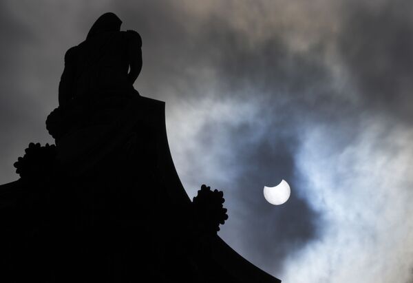 Así se vio el eclipse solar desde la Plaza Trafalgar, en Londres. - Sputnik Mundo