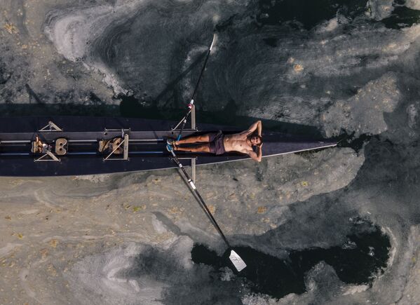 Un hombre en una canoa en el mar de Mármara contaminado por el limo marino, en Turquía. Las autoridades turcas iniciaron una operación a gran escala para depurar una capa espesa y viscosa formada a raíz de la contaminación. - Sputnik Mundo