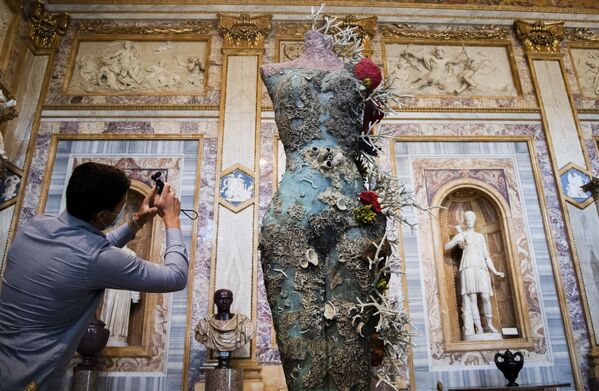 Un turista fotografía la obra &#x27;Grecian Nude&#x27; del artista británico Damien Hirst durante la exposición Archaeology Now en la Galería Borghese de Roma, Italia. - Sputnik Mundo