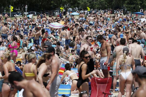 La playa de L Street, en Boston, fue visitada por una multitud de personas, al igual que en otros estados donde hay un porcentaje elevado de residentes que se han vacunado contra el coronavirus. - Sputnik Mundo