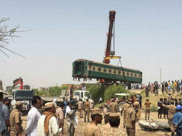 Los trabajos de rescate en el lugar donde colisionaron dos trenes de pasajeros en Ghotki, Pakistán. El accidente dejó al menos 50 personas fallecidas y 70 heridos. - Sputnik Mundo