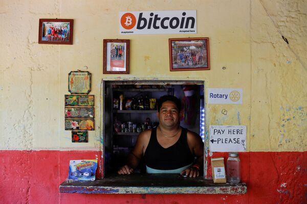Roberto Carlos Silva es propietario de una tienda en la playa de El Zonte, en Chiltiupan (El Salvador), y dice aceptar bitcoines como forma de pago. - Sputnik Mundo