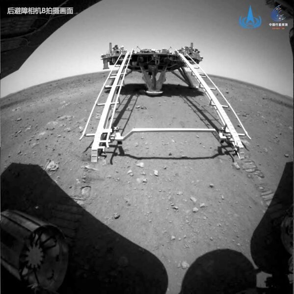 En esta foto, el rover Zhurong desciende desde el módulo de aterrizaje hasta la superficie de Marte. - Sputnik Mundo