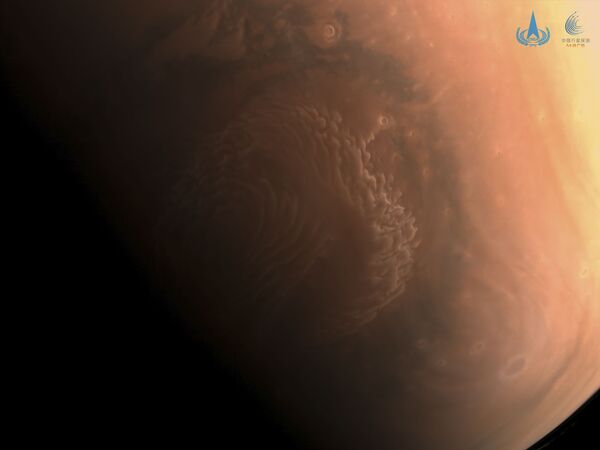 El 4 de marzo, la CNSA publicó unas instantáneas de Marte tomadas desde la sonda Tianwen 1. En esta foto a color y con resolución media, se puede apreciar la región polar norte de Marte. - Sputnik Mundo