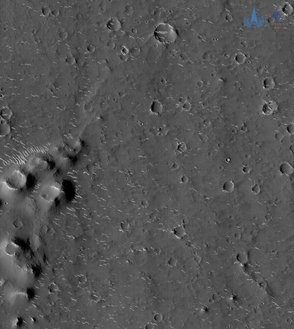 En esta foto registrada por Zhurong se puede observar la superficie de Marte. - Sputnik Mundo