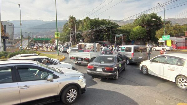 Viernes 11 de junio, 15:57. Faltan tres minutos para el inicio del encapsulamiento, que se extenderá hasta el amanecer del lunes 14. En el distribuidor Muyurina se aglomeran los autos que abandonan la ciudad de Cochabamba y se dirigen al municipio lindero de Sacaba. - Sputnik Mundo