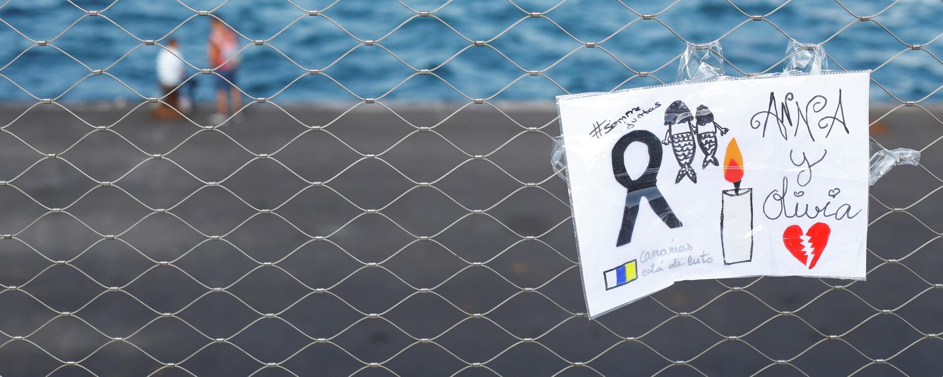 Un cartel colocado en una valla en memoria de las niñas desaparecidas en Tenerife, España - Sputnik Mundo, 1920, 14.06.2021