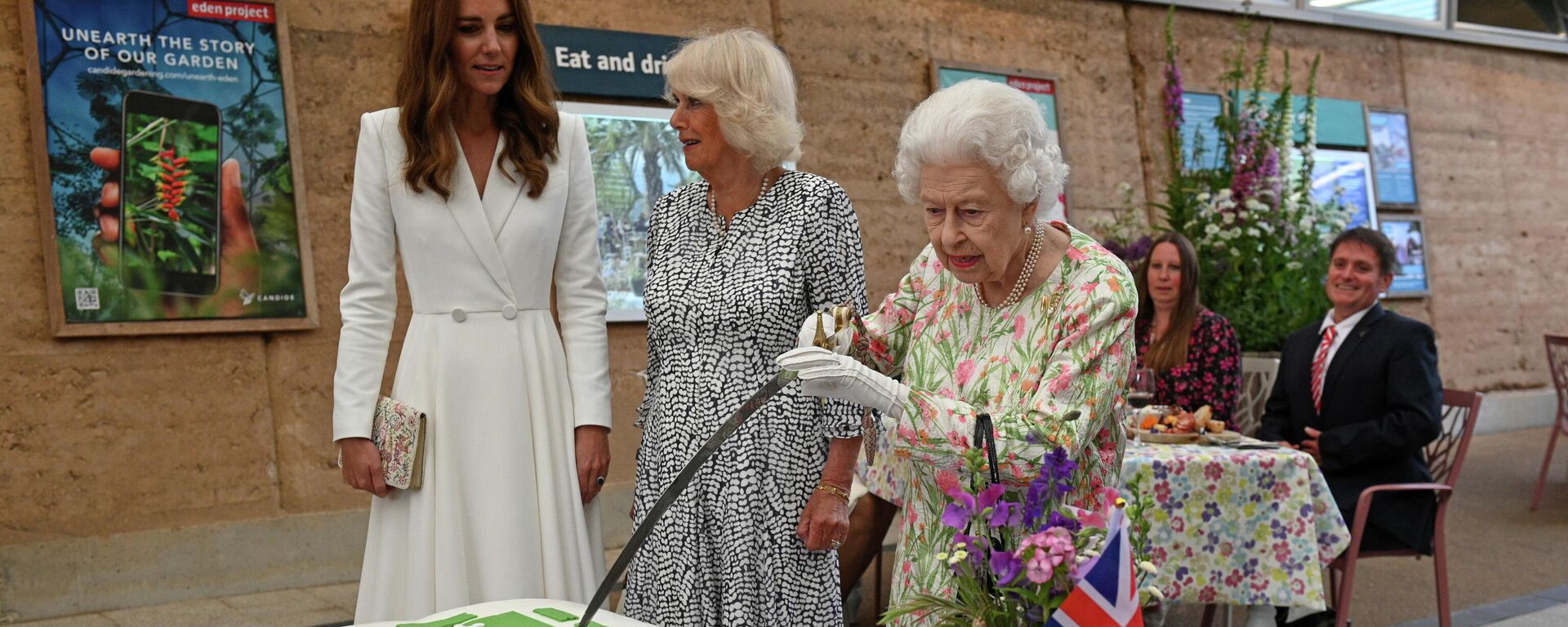 La reina Isabel II decide cortar un pastel con una espada en una ceremonia en Cornualles - Sputnik Mundo, 1920, 12.06.2021