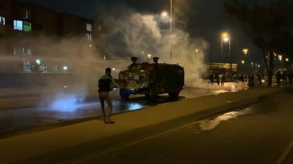 Cañones de agua dispersan a los manifestantes en Bogotá - Sputnik Mundo