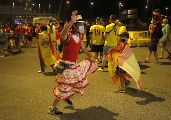 Los aficionados españoles tras el partido entre España y Suecia en Sevilla (España), que terminó en empate a cero. - Sputnik Mundo
