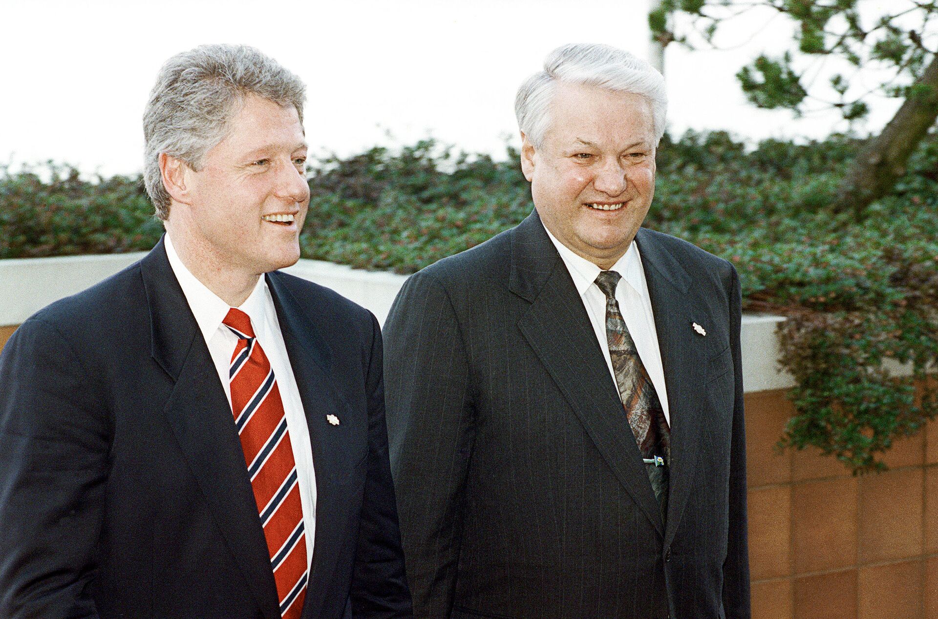 El expresidente de Rusia Borís Yeltsin (dcha.) con su homólogo estadunidense Bill Clinton (izda.) durante la reunión en la ciudad canadiense de Vancouver en 1993 (archivo) - Sputnik Mundo, 1920, 15.06.2021