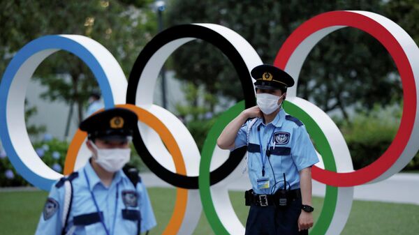 Policías japoneses y anillos olímpicos - Sputnik Mundo