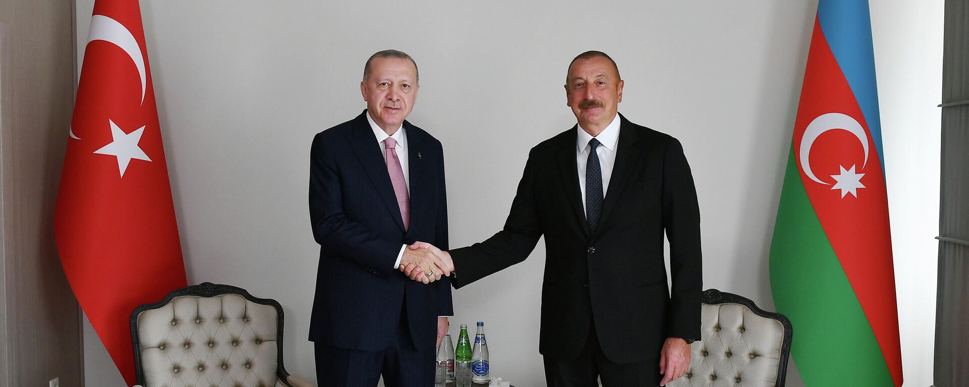 Recep Tayyip Erdogan, el presidente de Turquía (izqda.), con su homólogo azerí, Ilham Iliyev  (dcha.)  - Sputnik Mundo, 1920, 19.12.2022