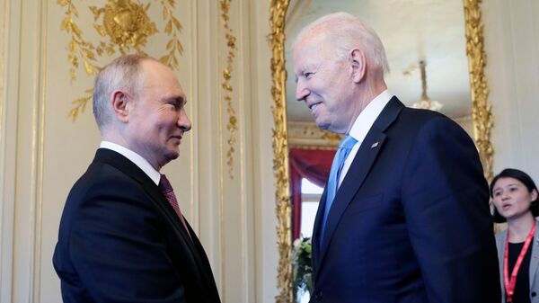 Vladímir Putin, presidente de Rusia, y Joe Biden, presidente de EEUU - Sputnik Mundo