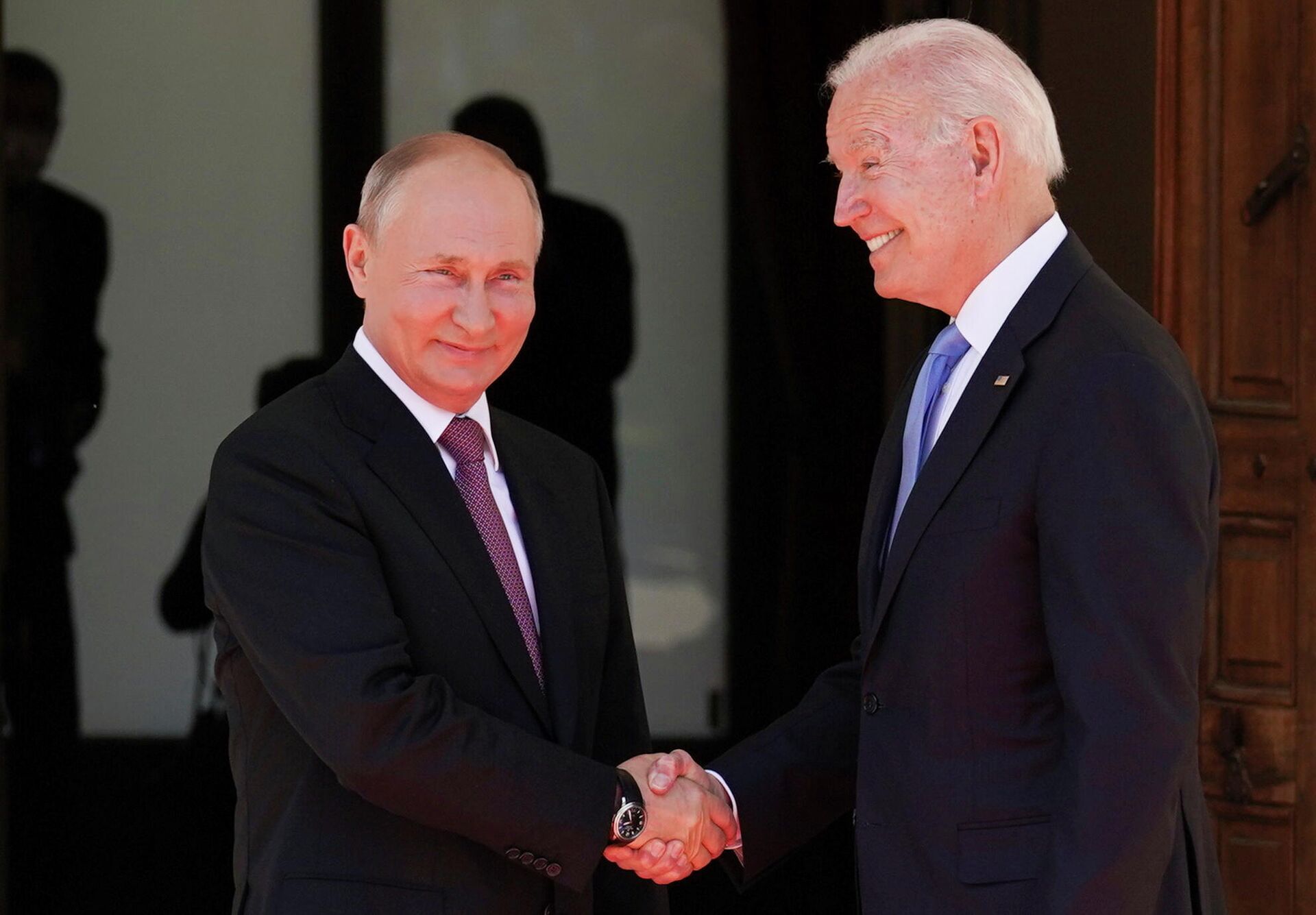Vladímir Putin, presidente de Rusia, y Joe Biden, presidente de EEUU - Sputnik Mundo, 1920, 16.06.2021