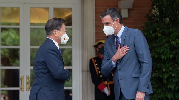 El presidente del Gobierno, Pedro Sánchez (d), recibe al presidente de la República de Corea, Moon Jae-in (i) - Sputnik Mundo