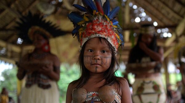 Niña de la comunidad Santa Sofia Uchuma, en la Amazonia colombiana - Sputnik Mundo