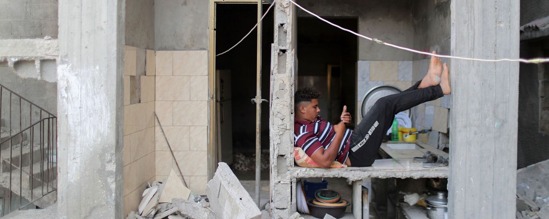 Палестинец в разрушенном здании в Газе - Sputnik Mundo, 1920, 16.06.2021