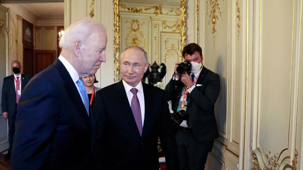 Joe Biden, presidente de EEUU y Vladímir Putin, presidente de Rusia - Sputnik Mundo