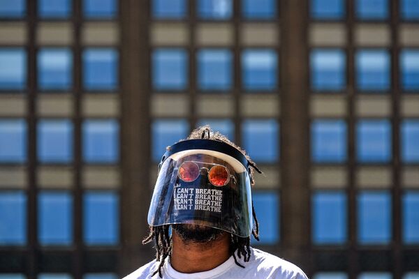 Los  temas de las obras son los principales eventos del año pasado, incluidas las protestas de mayo en la ciudad estadounidense de Minneapolis, la plaga de langostas en África y Asia y la pandemia de COVID-19. En la foto, la obra &#x27;Black Lives Matter&#x27; del fotógrafo  canadiense Omid Vahabzade. - Sputnik Mundo